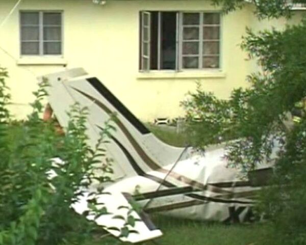 Самолет врезался в крышу жилого дома. Видео с места происшествия