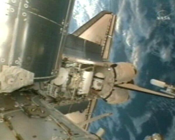 Шаттл Атлантис с шестью астронавтами на борту пристыковался к МКС