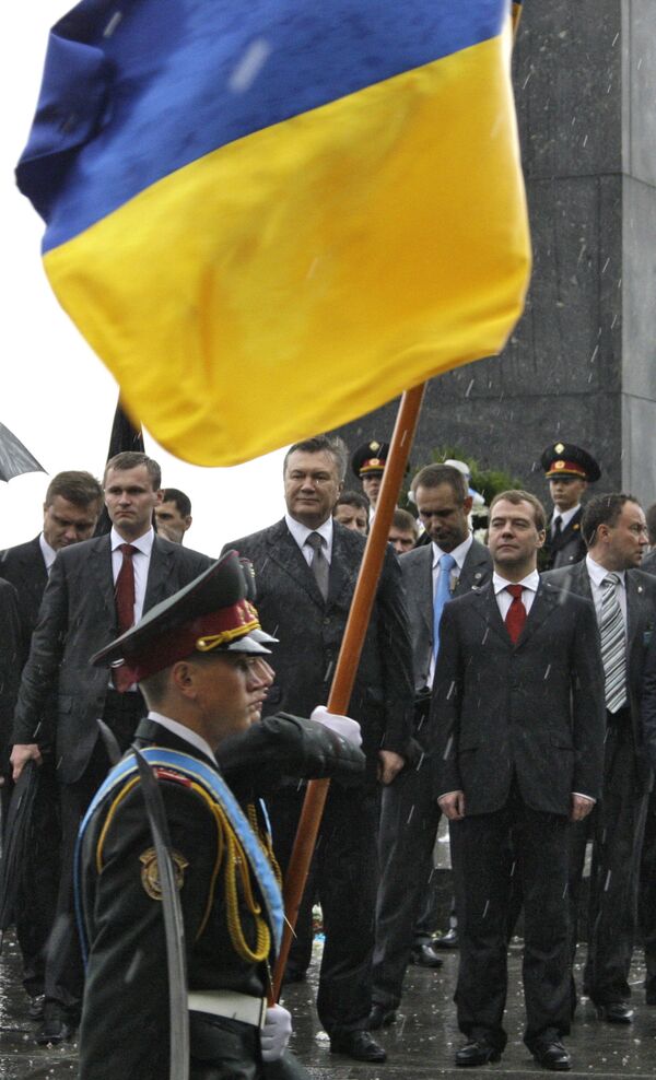 Президенты России и Украины Дмитрий Медведев и Виктор Янукович. Архив
