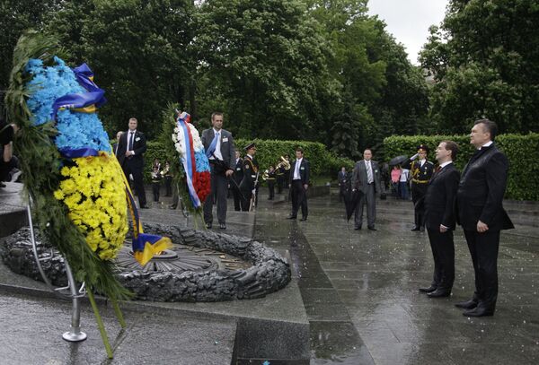 Д.Медведев и В.Янукович на церемонии возложения венка к могиле Неизвестного солдата