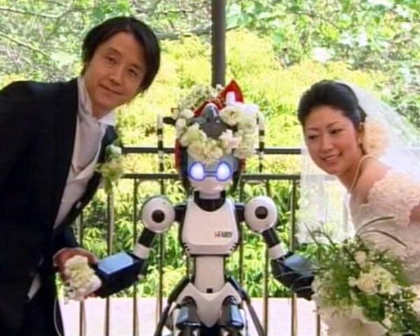 Робот-священник объявил молодоженов мужем и женой