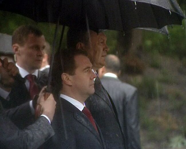 Медведев и Янукович возложили венки к могиле Неизвестного солдата