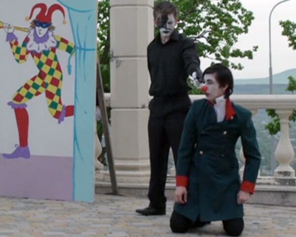 Михаила Лермонтова актеры уличного театра представили в образе клоуна