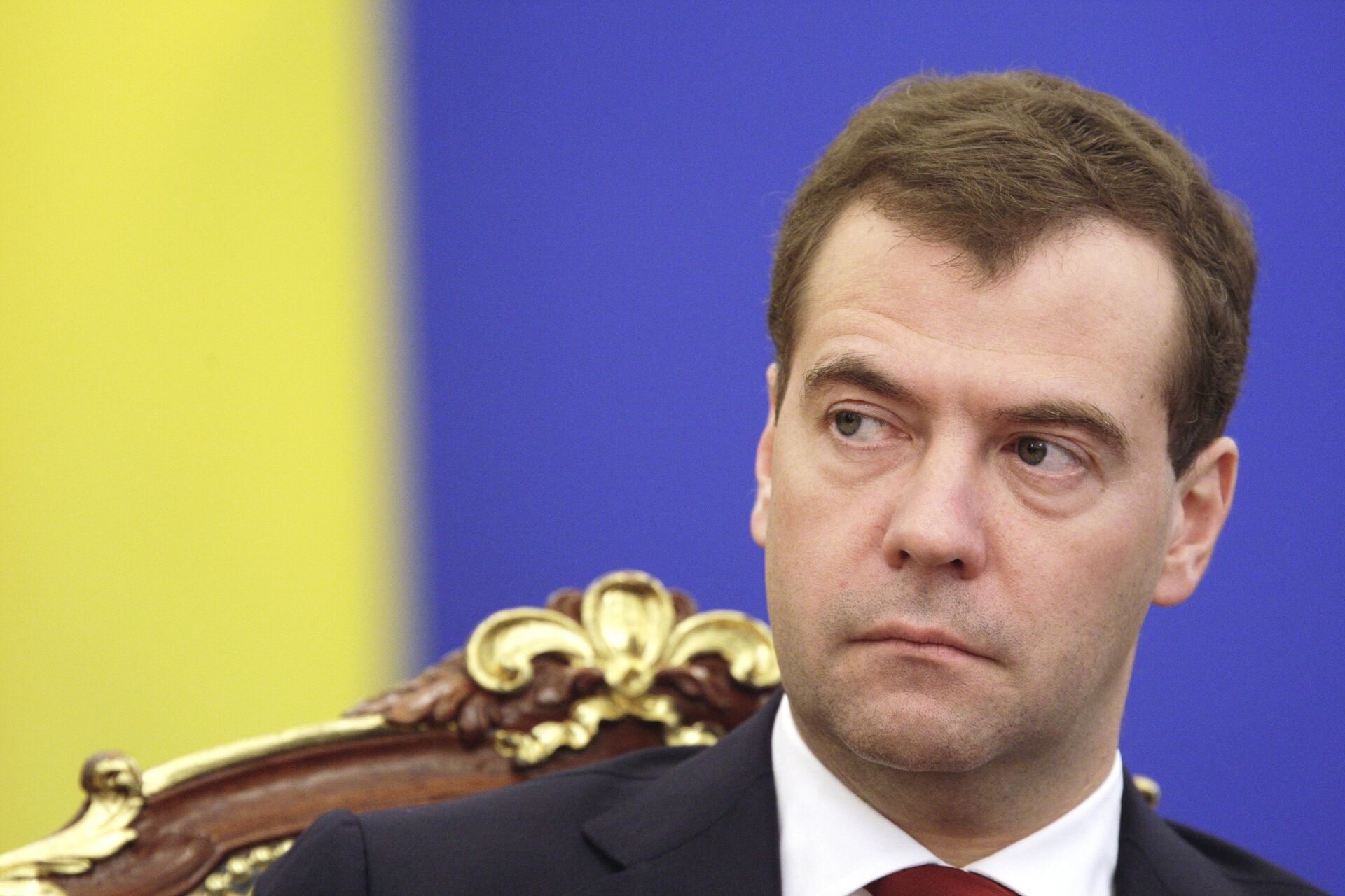 Выступление медведева в сочи. Выступление Медведева. Карта на выступлении Медведева. Россия вперед статья Медведева.