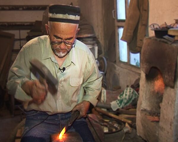 Таджикский оружейник делает ножи по рецептам древних мастеров