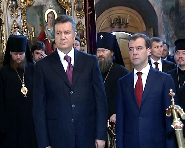Медведев и Янукович на молебне в храме Киево-Печерской лавры