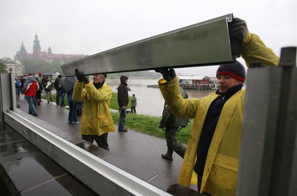 Установка заграждений для защиты от наводнения на реке Висла в Польше