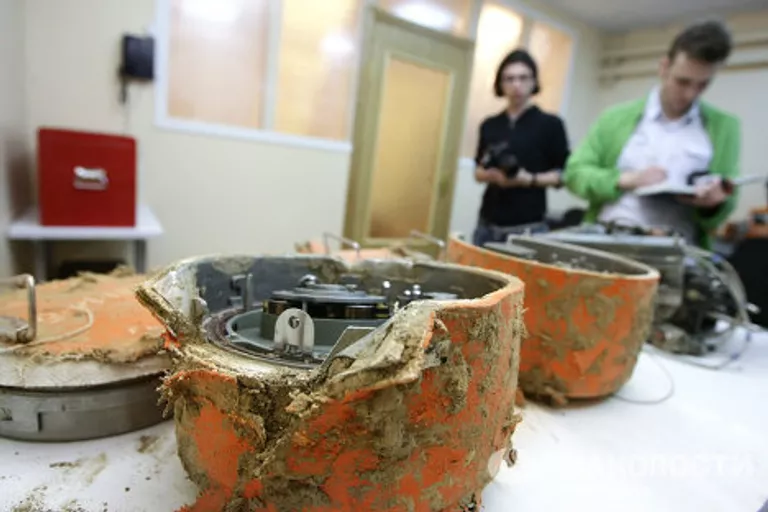 Бортовые самописцы польского самолета Ту-154М, разбившегося 10 апреля под Смоленском Бортовые самописцы польского самолета Ту-154М, разбившегося 10 апреля под Смоленском