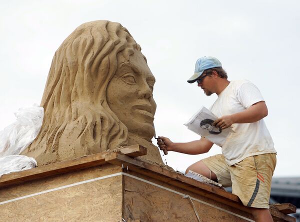 Создание скульптуры Майкла Джексона  из песка