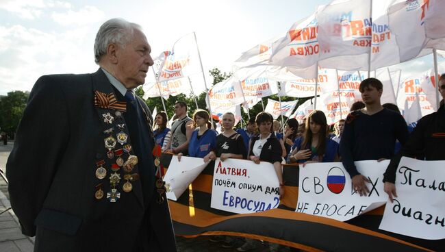 Митинг в поддержку бывшего советского партизана Василия Кононова. Архив