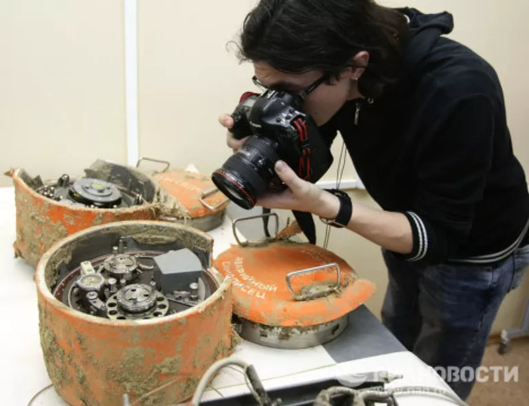 Бортовые самописцы польского самолета Ту-154М, разбившегося 10 апреля под Смоленском Бортовые самописцы польского самолета Ту-154М, разбившегося 10 апреля под Смоленском
