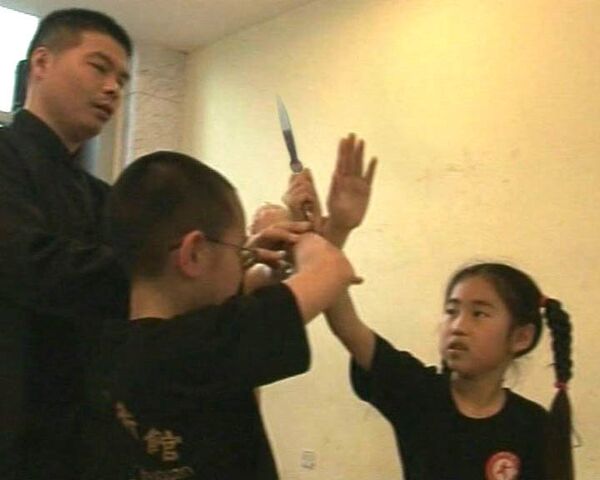 Китайские школьники изучают приемы самозащиты против ножа