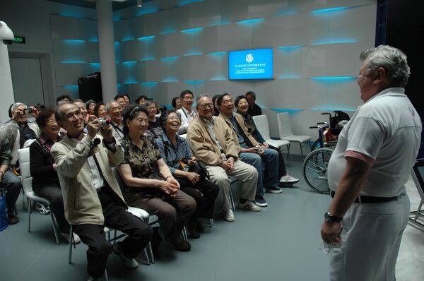 Около 60 выпускников советских и российских вузов встретились в четверг на ЭКСПО-2010 в Шанхае и посетили Российский павильон