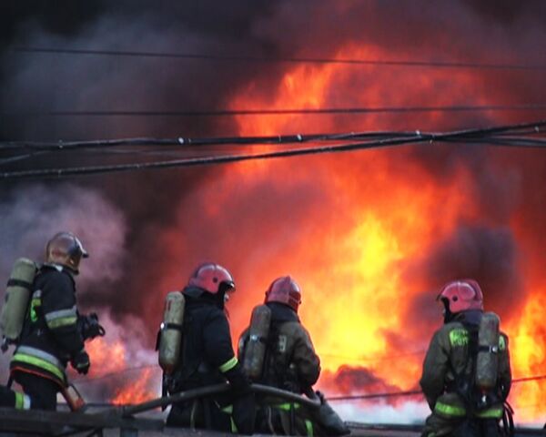 Пожар на Бадаевских складах в Санкт-Петербурге. Видео с места ЧП