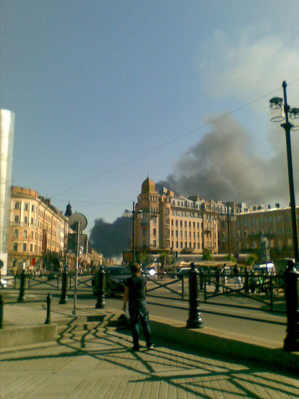 столб дыма от пожара на Бадаевских складах,вид из центра города