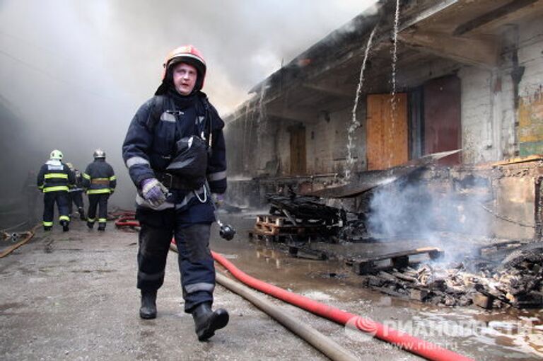 Пожар на Бадаевских складах в Санкт-Петербурге