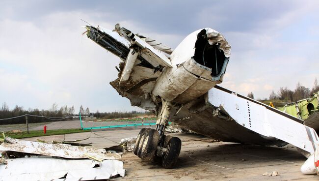 Обломки польского правительственного самолета Ту-154 на охраняемой площадке аэродрома в Смоленске