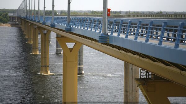 Движение по новому двухкилометровому мосту через Волгу перекрыто из-за его колебания