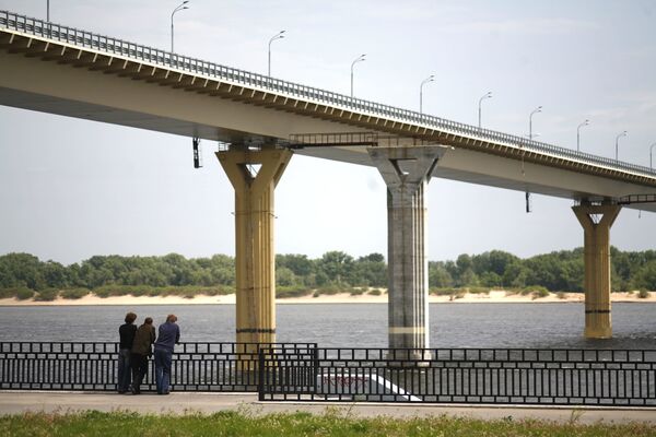 Движение по новому двухкилометровому мосту через Волгу перекрыто из-за его колебания