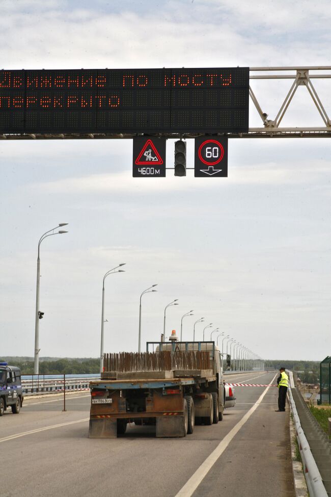 Движение по новому двухкилометровому мосту через Волгу перекрыто из-за его колебания