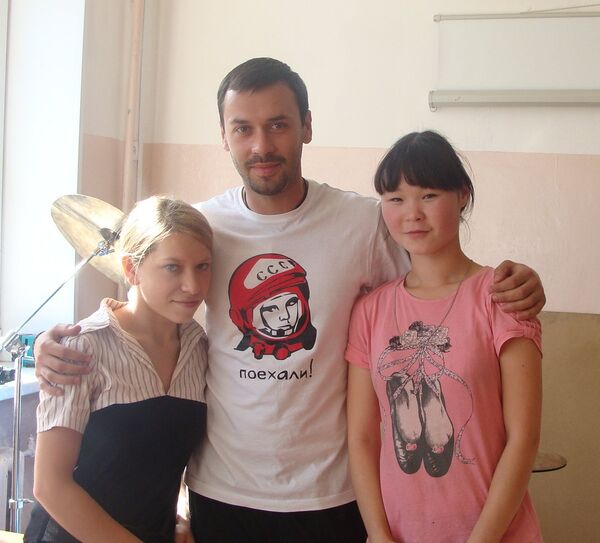 Илья Екушевский, организатор «Клуба волонтеров», с воспитанницами детского дома