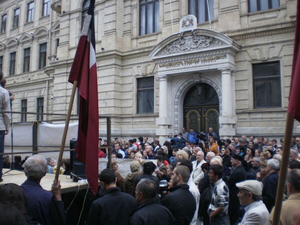 Правозащитники проводят акцию у здания верховного суда в Тбилиси