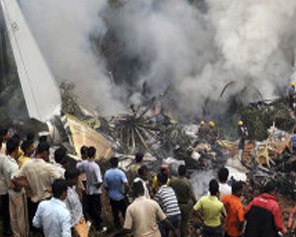 Пассажирский самолет разбился в Индии. Видео с места авиакатастрофы