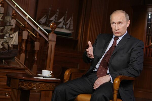 Премьер-министр РФ Владимир Путин во время интервью телекомпании Мир