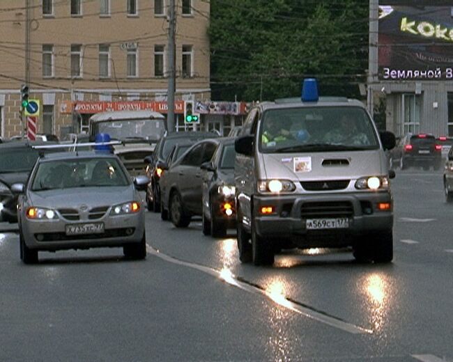 Синие ведерки ударили автопробегом против мигалок по Садовому кольцу 