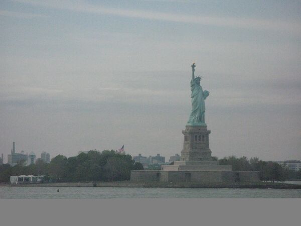Статуя Свободы на берегу Гудзона