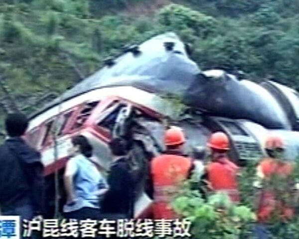 Спасательная операция на месте крушения поезда в Китае. Видео с места ЧП