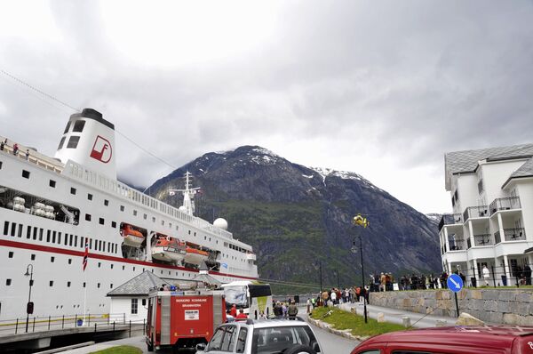 Немецкий круизный лайнер MS Deutschland загорелся в порту города Эйдфьорд в Норвегии