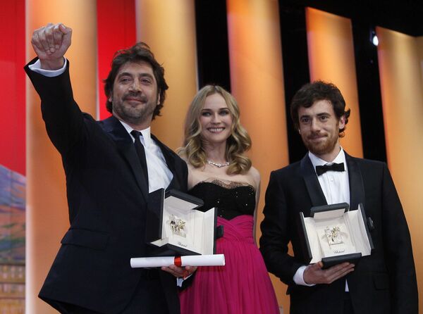 Жюри 63-го Каннского кинофестиваля присудило приз за лучшую мужскую роль двум актерам: испанцу Хавьеру Бардему и итальянцу Элио Джермано.