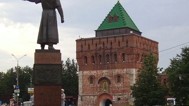 Нижний Новгород, памятник Кузьме Минину и Дмитриевская башня Кремля