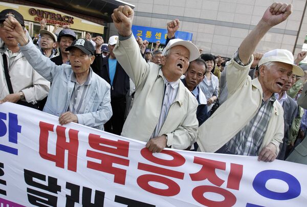Митингующие против действий Северной Кореи