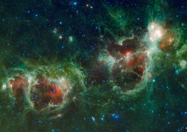 Туманности Сердце и Душа в созвездии Кассиопеи «глазами» инфракрасного телескопа WISE
