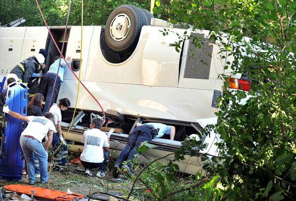 Автобус с российскими туристами упал в реку в Турции