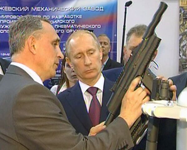 Путину показали новейшие автоматы Калашникова