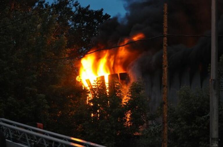 Пожар в промзоне на улице Байкальской