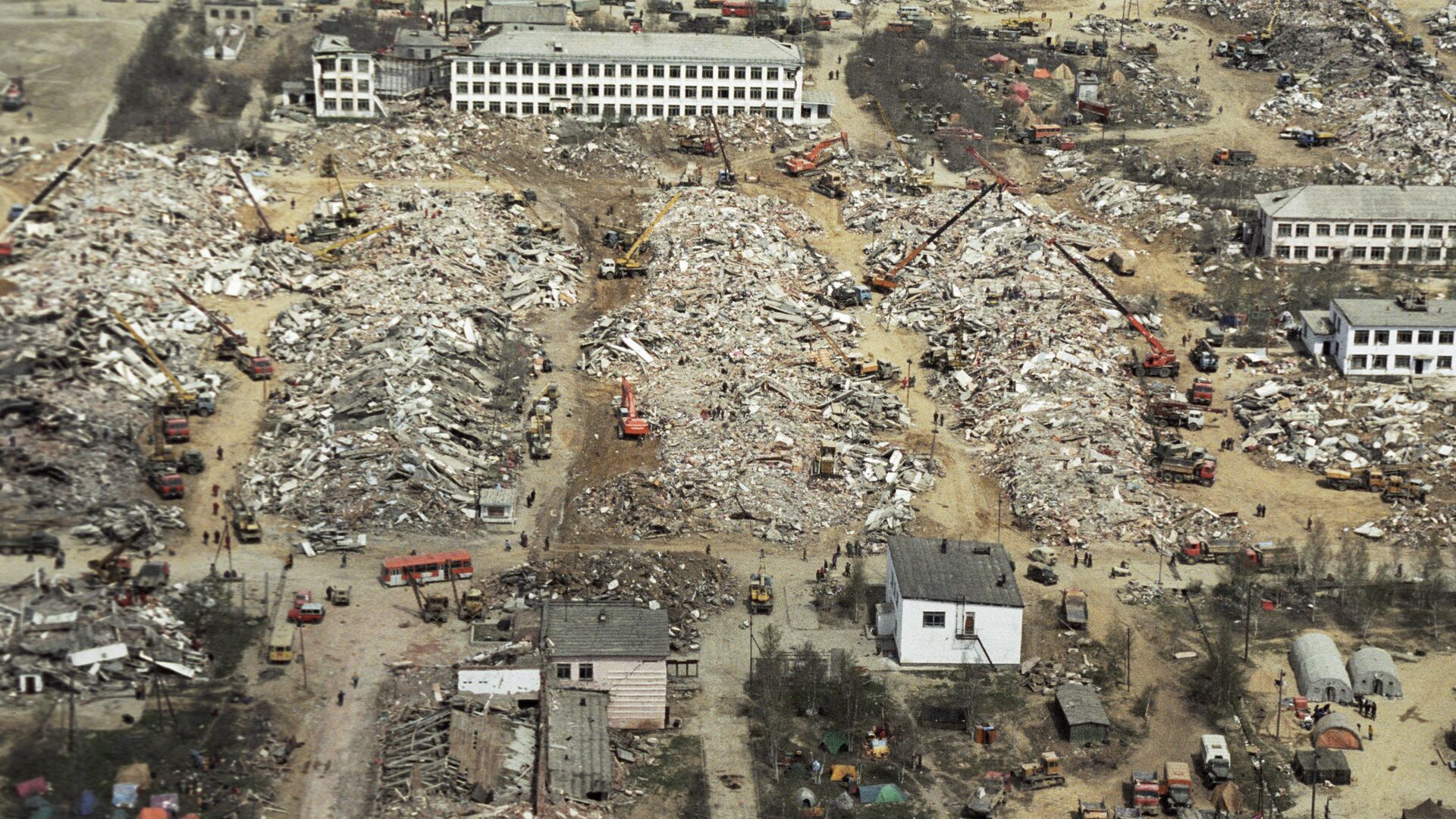 Разрушенный в результате землетрясения в 1995 году г. Нефтегорск - РИА Новости, 1920, 28.05.2023
