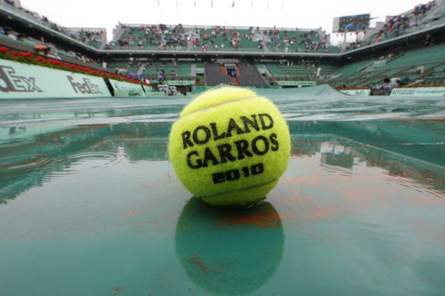 Мяч с надписью Rolland Garros 2010