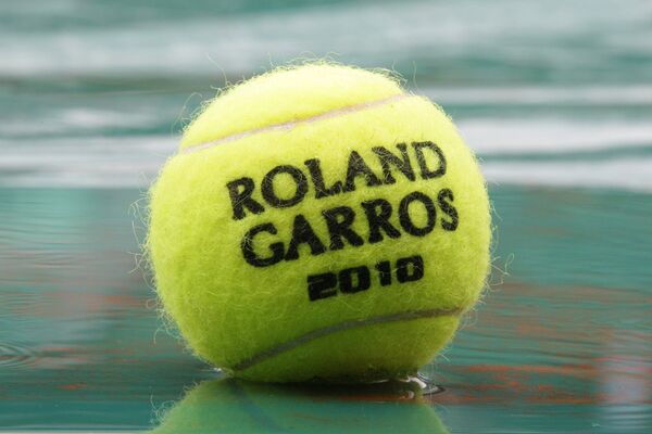 Мяч с надписью Rolland Garros 2010