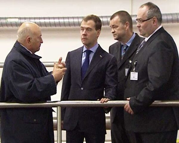 Лужков показал Медведеву, как очищают воду в столице
