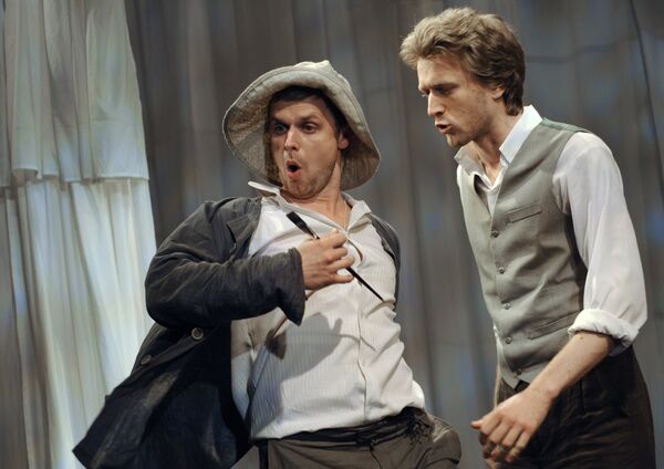 Актеры (слева направо): Антон Семкин (Николай) и Станислав Рядинский (Антон) в сцене из спектакля Братья Ч.