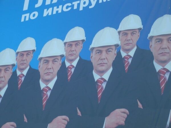 Человек, похожий на Медведева, стал лицом рекламной кампании в Кирове