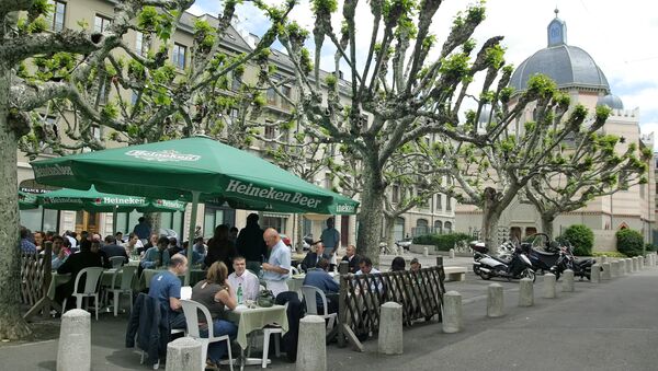 Посетители в летнем кафе в Женеве. Архивное фото