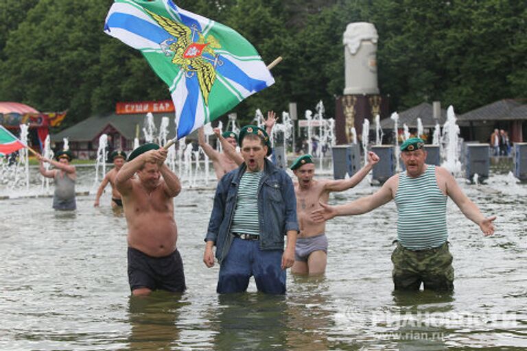 День пограничных войск России празднуют в Парке Культуры в Москве