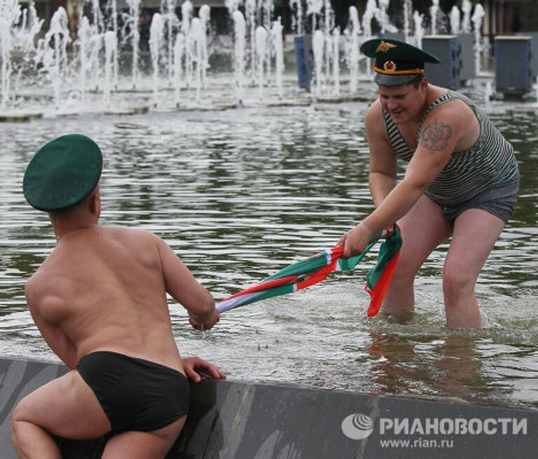 День пограничных войск России празднуют в Парке Культуры в Москве