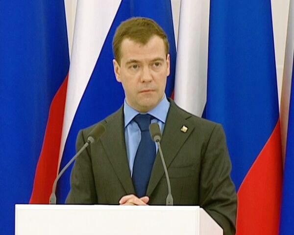 РФ и США должны одновременно ратифицировать договор по СНВ - Медведев