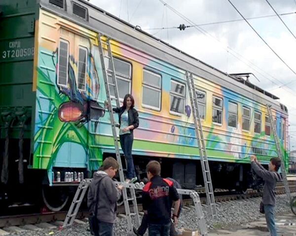Уральские железнодорожники разрешили художникам украсить вагон граффити